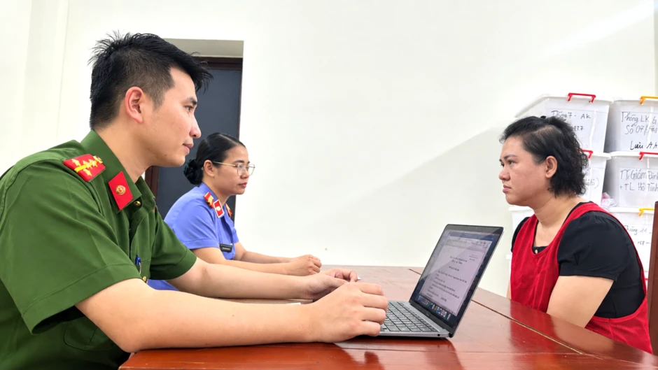 Triệt phá đường dây "hô biến" bột mì, hoá chất thành thuốc An Cung Hàn Quốc: Thổi giá gấp 30 lần, thu giữ 20 triệu sản phẩm hàng giả Triệt phá đường dây "hô biến" bột mì, hoá chất thành thuốc An Cung Hàn Quốc: Thổi giá gấp 30 lần, thu giữ 20 triệu sản phẩm hàng giả