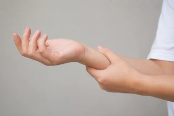Triệu chứng ở tay, chân, răng cảnh báo loãng xương