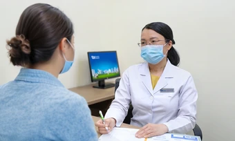 Triệu chứng viêm mũi họng khác não mô cầu thế nào - Báo TinVina