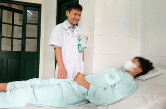 Trò đùa dựng bút bi trên ghế khiến nam sinh rách niệu đạo