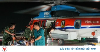 Trực thăng bay xuyên đêm đưa 2 bệnh nhân nguy kịch từ Trường Sa vào đất liền