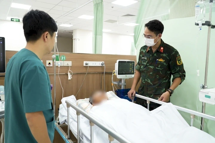 Trực thăng bay xuyên đêm đưa 2 bệnh nhân nguy kịch từ Trường Sa vào đất liền Trực thăng bay xuyên đêm đưa 2 bệnh nhân nguy kịch từ Trường Sa vào đất liền