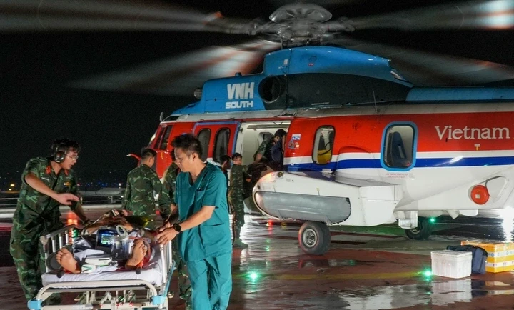 Trực thăng bay xuyên đêm đưa 2 bệnh nhân nguy kịch từ Trường Sa vào đất liền Trực thăng bay xuyên đêm đưa 2 bệnh nhân nguy kịch từ Trường Sa vào đất liền