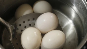 Trứng luộc chín bảo quản được bao lâu?