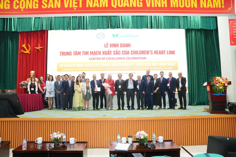 Trung tâm Tim mạch, Bệnh viện Nhi Trung ương được vinh danh “Trung tâm Tim mạch xuất sắc” Trung tâm Tim mạch, Bệnh viện Nhi Trung ương được vinh danh “Trung tâm Tim mạch xuất sắc”