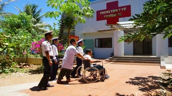 Trung tâm Y tế Trường Sa tiếp nhận, điều trị bệnh cho ngư dân