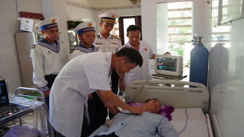 Trung tâm Y tế Trường Sa tiếp nhận, điều trị bệnh cho ngư dân Trung tâm Y tế Trường Sa tiếp nhận, điều trị bệnh cho ngư dân