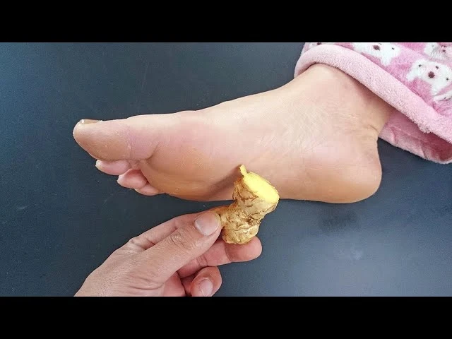 Trước khi đi ngủ, nhiều người có thói quen đắp gừng, hành vào lòng bàn chân để ngủ ngon: Chuyên gia nói 1 câu ai cũng bất ngờ Trước khi đi ngủ, nhiều người có thói quen đắp gừng, hành vào lòng bàn chân để ngủ ngon: Chuyên gia nói 1 câu ai cũng bất ngờ