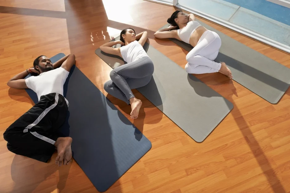 Trước khi ngủ dành 5 phút làm 4 động tác này trên giường: Cơ thể thư giãn, dễ vào giấc hơn Trước khi ngủ dành 5 phút làm 4 động tác này trên giường: Cơ thể thư giãn, dễ vào giấc hơn