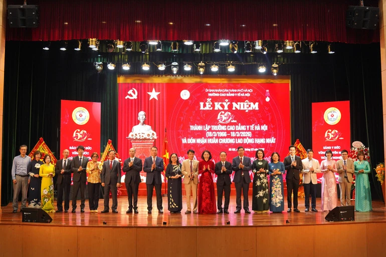 Trường Cao đẳng Y tế Hà Nội tổ chức lễ kỷ niệm 60 năm thành lập và đón nhận Huân chương Lao động hạng Nhất Trường Cao đẳng Y tế Hà Nội tổ chức lễ kỷ niệm 60 năm thành lập và đón nhận Huân chương Lao động hạng Nhất