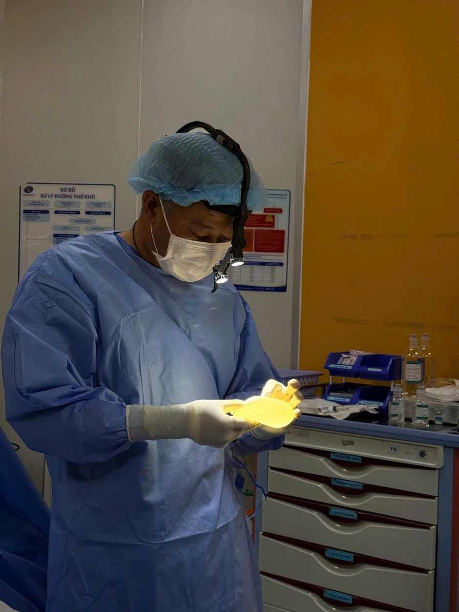 Trường hợp hiếm gặp khi hai bên đặt hai túi ngực khác nhau Trường hợp hiếm gặp khi hai bên đặt hai túi ngực khác nhau