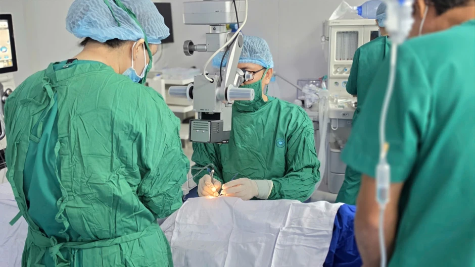 Trường hợp hy hữu: Một bé trai 10 tuổi bị đục thủy tinh thể 2 mắt