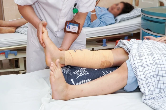 Trượt patin, bé gái 12 tuổi gãy vỡ xương cẳng chân Trượt patin, bé gái 12 tuổi gãy vỡ xương cẳng chân