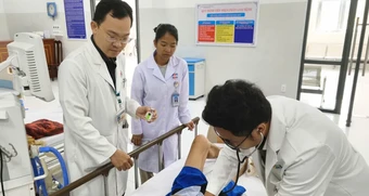 Truyền thuốc trên trực thăng, cứu du khách đột quỵ ở Côn Đảo