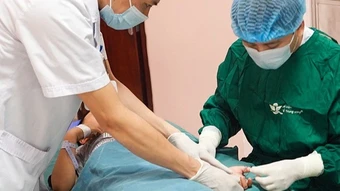 Tự bật máy bào quế, bé trai 7 tuổi suýt mất bàn tay