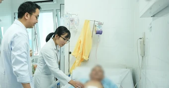 Tự uống thuốc đau bụng, người đàn ông bị thủng dạ dày, ngưng tim trên bàn mổ