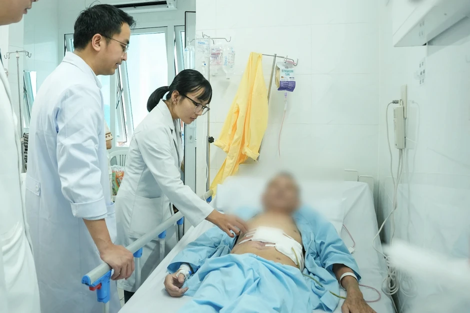 Tự uống thuốc đau bụng, người đàn ông bị thủng dạ dày, ngưng tim trên bàn mổ Tự uống thuốc đau bụng, người đàn ông bị thủng dạ dày, ngưng tim trên bàn mổ