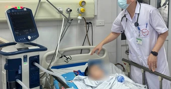 Từ vài nốt phỏng nước do thủy đậu, bé trai 6 tuổi nguy kịch