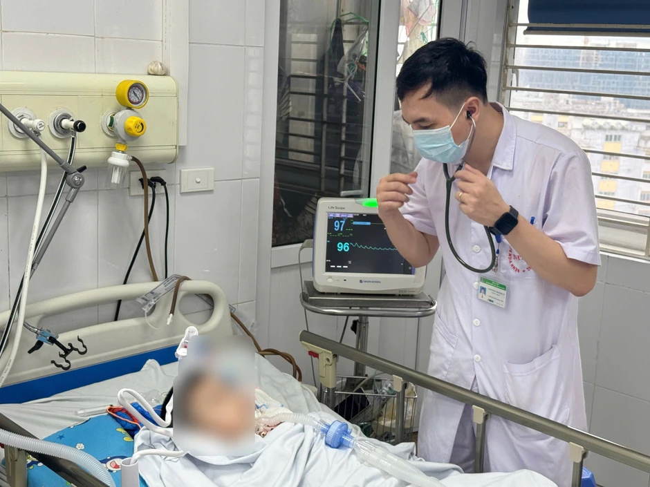 Từ vài nốt phỏng nước do thủy đậu, bé trai 6 tuổi nguy kịch Từ vài nốt phỏng nước do thủy đậu, bé trai 6 tuổi nguy kịch