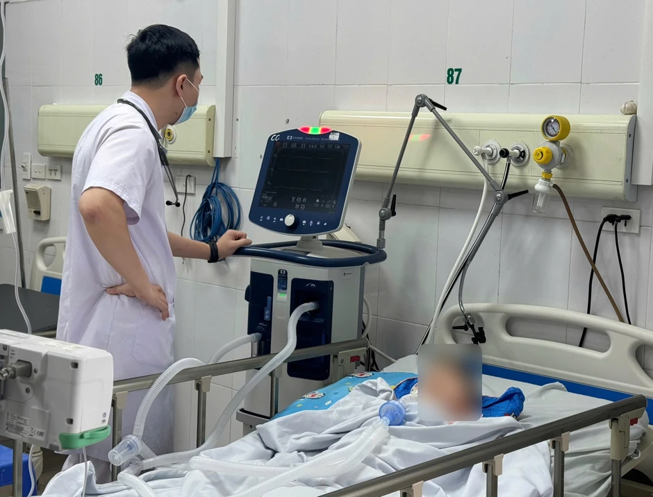 Từ vài nốt phỏng nước do thủy đậu, bé trai 6 tuổi nguy kịch Từ vài nốt phỏng nước do thủy đậu, bé trai 6 tuổi nguy kịch