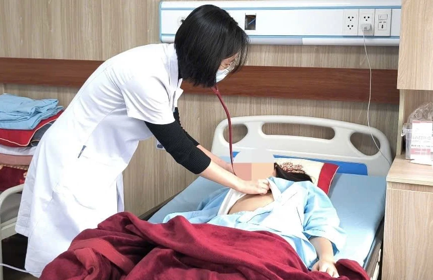 Từ viêm họng, nữ sinh 16 tuổi bị siêu vi khuẩn 'ăn' vào não và tim Từ viêm họng, nữ sinh 16 tuổi bị siêu vi khuẩn 'ăn' vào não và tim