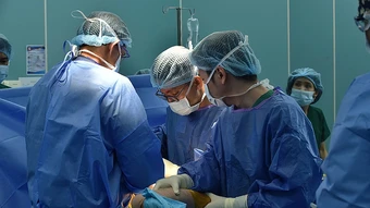 Tuổi đôi mươi đã hỏng khớp háng