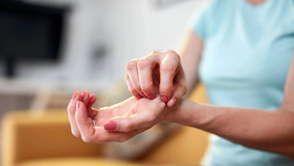 Tưởng chỉ bị dị ứng, đi khám bàng hoàng phát hiện ung thư gan: "2 đỏ, 3 đen" trên cơ thể cần lưu ý Tưởng chỉ bị dị ứng, đi khám bàng hoàng phát hiện ung thư gan: "2 đỏ, 3 đen" trên cơ thể cần lưu ý