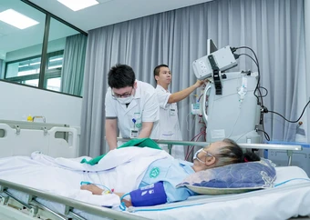 Tưởng thoát vị đĩa đệm, người phụ nữ bất ngờ liệt tứ chi, phải thay huyết tương