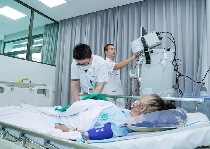 Tưởng thoát vị đĩa đệm, người phụ nữ bất ngờ liệt tứ chi, phải thay huyết tương Tưởng thoát vị đĩa đệm, người phụ nữ bất ngờ liệt tứ chi, phải thay huyết tương