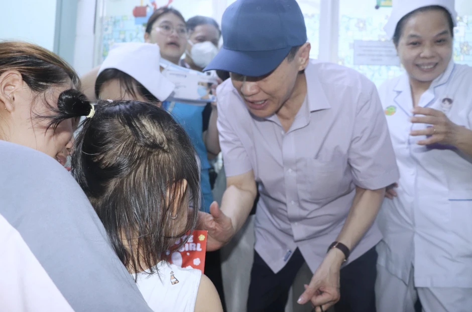 Tỷ phú Johnathan Hạnh Nguyễn đón sinh nhật xúc động bên các trẻ em ung thư Tỷ phú Johnathan Hạnh Nguyễn đón sinh nhật xúc động bên các trẻ em ung thư