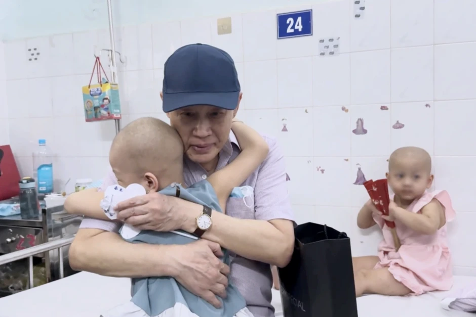 Tỷ phú Johnathan Hạnh Nguyễn đón sinh nhật xúc động bên các trẻ em ung thư Tỷ phú Johnathan Hạnh Nguyễn đón sinh nhật xúc động bên các trẻ em ung thư