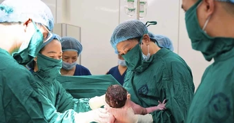 Tỷ số giới tính khi sinh ở Việt Nam còn 110 bé trai/100 bé gái
