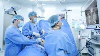 U to bằng quả bưởi xâm chiếm lồng ngực cô gái - Báo TinVina