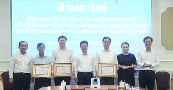 UBND TPHCM tặng bằng khen 3 địa phương có thành tích xuất sắc trong khám sức khỏe định kỳ