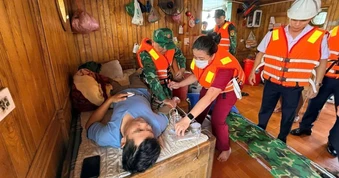 Ứng cứu khẩn thuyền trưởng tàu Quang Anh 69 bị suy hô hấp trên biển