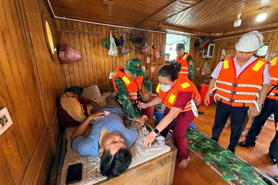 Ứng cứu khẩn thuyền trưởng tàu Quang Anh 69 bị suy hô hấp trên biển Ứng cứu khẩn thuyền trưởng tàu Quang Anh 69 bị suy hô hấp trên biển