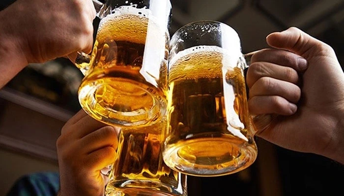 Uống cả chục chai bia vẫn “ổn”, nhưng 2 lít nước lọc lại khó nuốt: Vì sao? Uống cả chục chai bia vẫn “ổn”, nhưng 2 lít nước lọc lại khó nuốt: Vì sao?