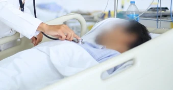 Uống dung dịch sát trùng để ở tủ lạnh, người đàn ông bị ăn mòn thực quản