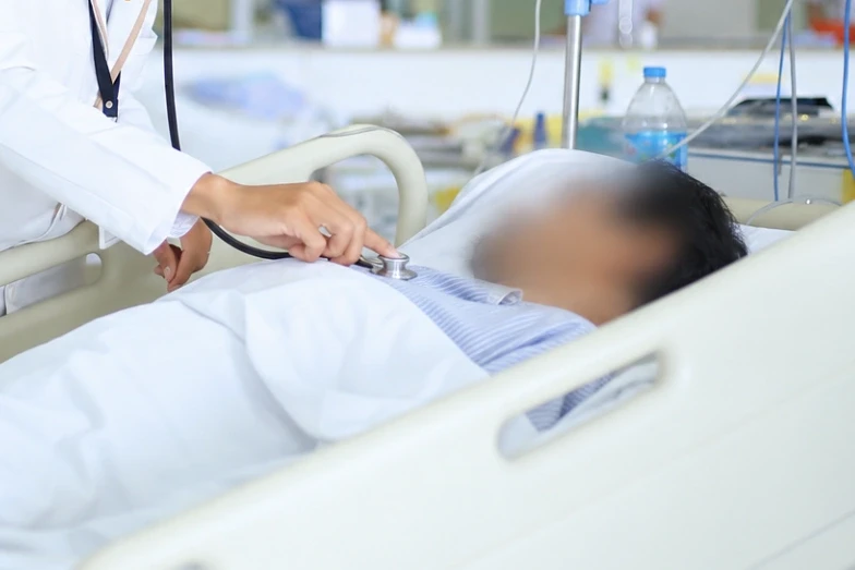 Uống dung dịch sát trùng để ở tủ lạnh, người đàn ông bị ăn mòn thực quản
