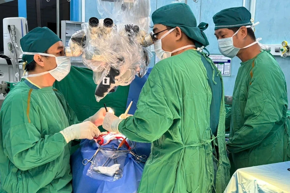 Uống nhầm dung dịch tẩy sơn móng tay, cháu bé 23 tháng tuổi lâm nguy