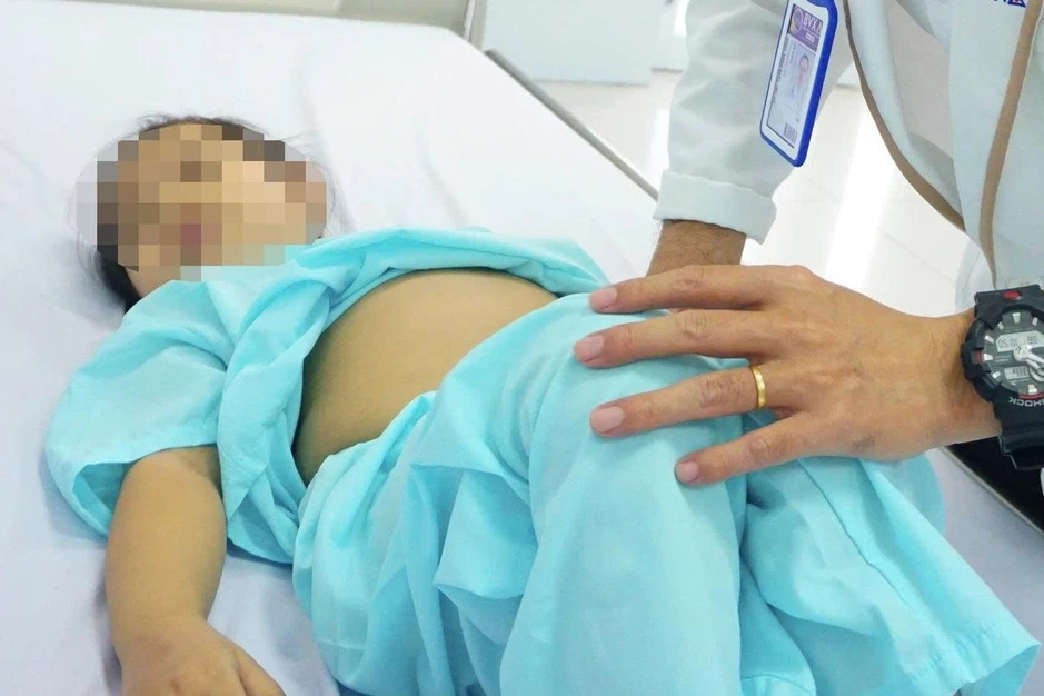 Uống nhầm dung dịch tẩy sơn móng tay, cháu bé 23 tháng tuổi lâm nguy