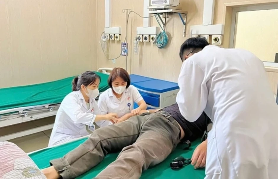 Uống nhiều nước tăng lực, người đàn ông yếu liệt hai chân Uống nhiều nước tăng lực, người đàn ông yếu liệt hai chân
