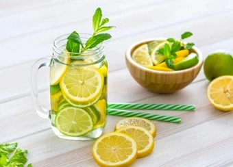 Uống nước chanh, nước lọc có giúp nhanh hết nồng độ cồn?