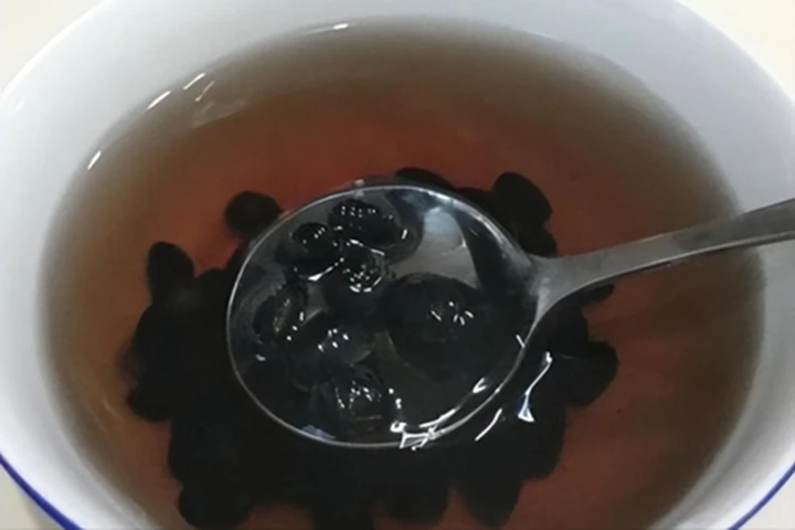 Uống nước đậu đen ngâm mỗi ngày suốt 1 năm, người phụ nữ 59 tuổi đi khám sức khỏe nhận kết quả khó tin Uống nước đậu đen ngâm mỗi ngày suốt 1 năm, người phụ nữ 59 tuổi đi khám sức khỏe nhận kết quả khó tin