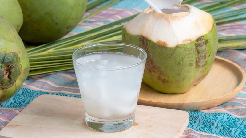 Uống nước dừa liên tục có sao không? Những lợi ích và cảnh báo cần biết Uống nước dừa liên tục có sao không? Những lợi ích và cảnh báo cần biết