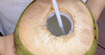 Uống nước dừa mỗi ngày: Lợi ích và rủi ro ít người để ý