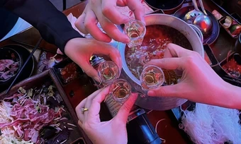 Uống rượu dồn dập một thời điểm có thể gây tổn thương gan