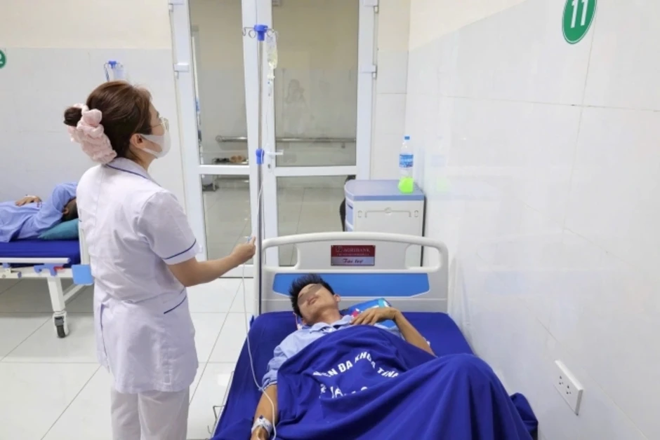 Uống rượu nhịn tiểu, chàng trai ngã vỡ bàng quang Uống rượu nhịn tiểu, chàng trai ngã vỡ bàng quang