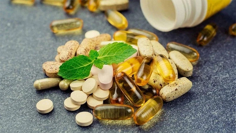 Uống vitamin tổng hợp mỗi ngày có thể gây tác hại gì? Uống vitamin tổng hợp mỗi ngày có thể gây tác hại gì?
