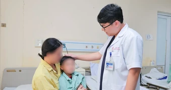 Va chạm với máy tập thể dục ngoài trời, bé trai 5 tuổi bị thương vùng kín